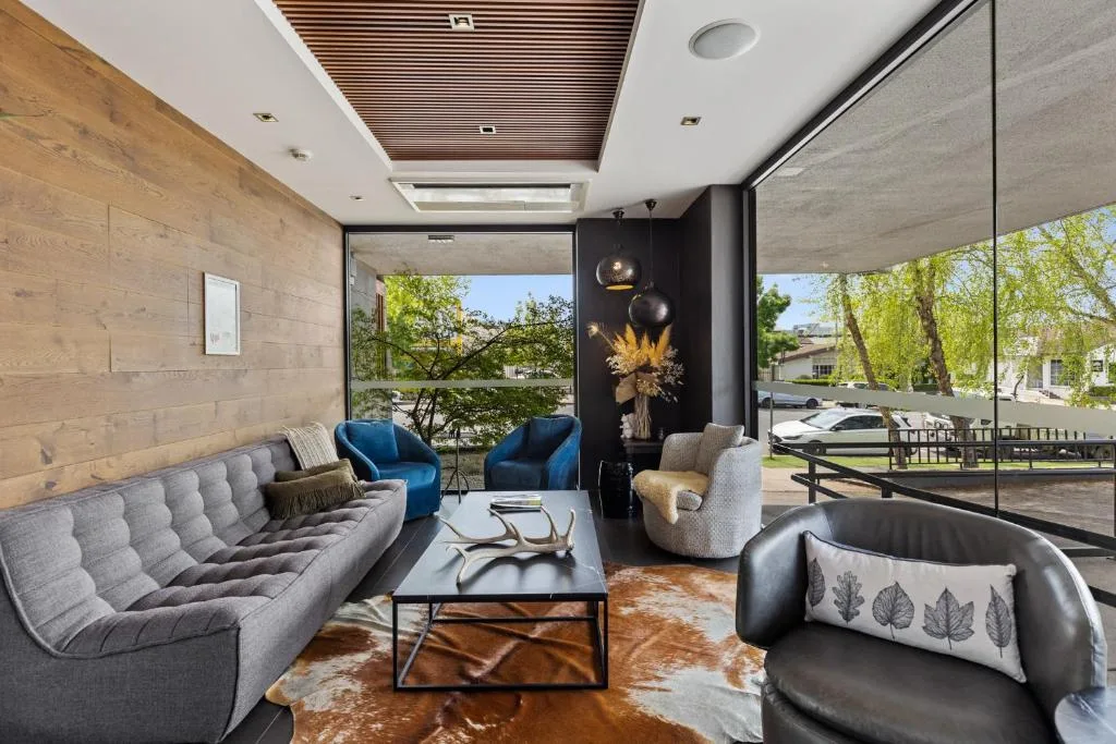 Townhouse Hotel — 3