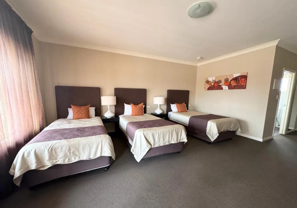 Sundowner Motel Hotel — 2