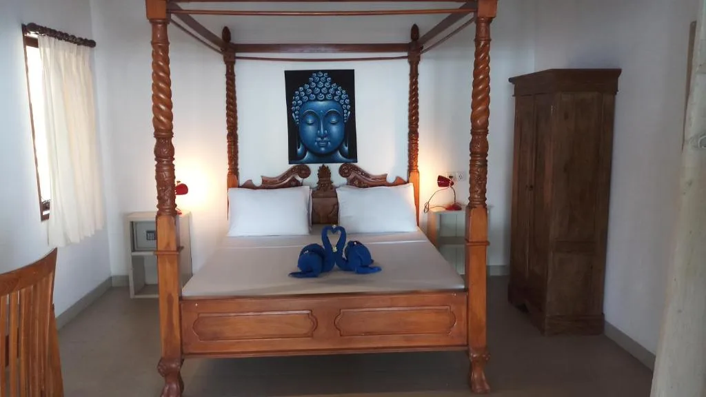 Jemeluk Beach Bungalows — 2