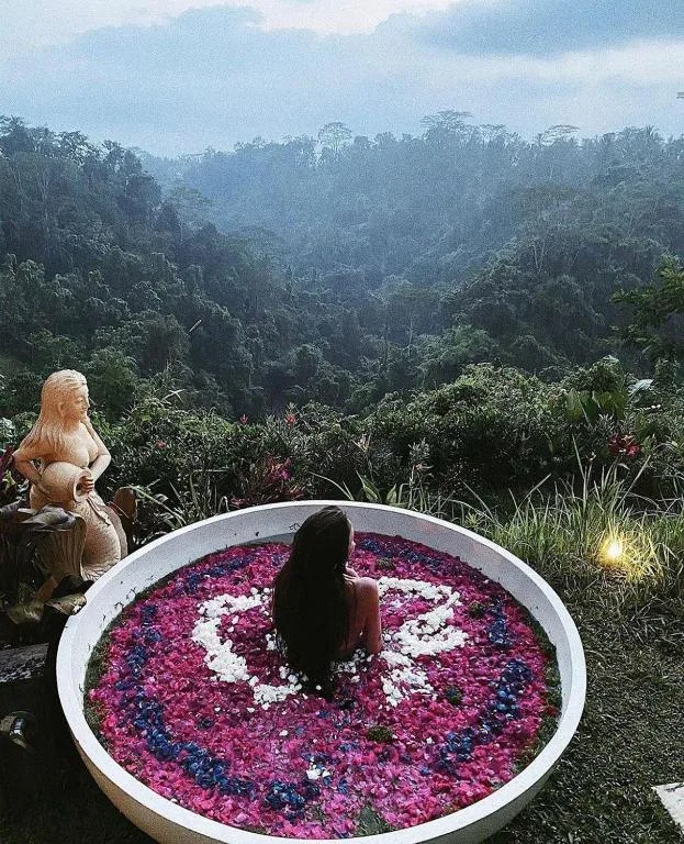 Bubble 7 - Cozy Bubble Retreat White Bath Ubud