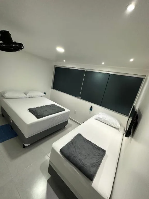 Quarto privativo com banheiro compartilhado em Pousada recém construída,a 500mts do pátio do forró
