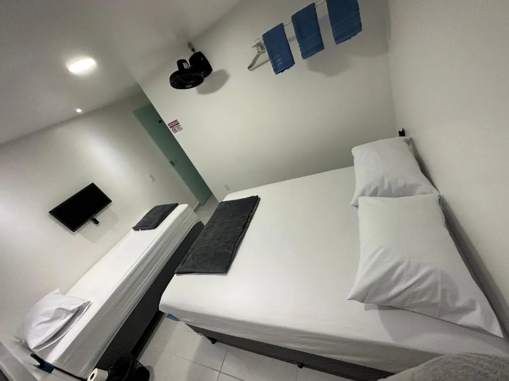 Quarto privativo com banheiro compartilhado em Pousada recém construída,a 500mts do pátio do forró — 2