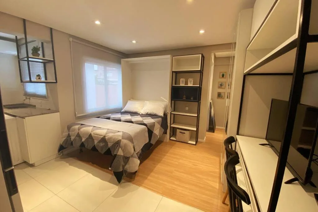 Studio central completo! Garagem coberta para carros médios Sem elevador