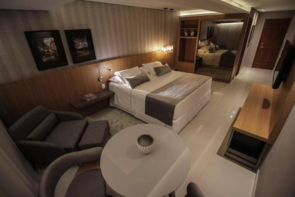 Oscar Hotel Executive — 5