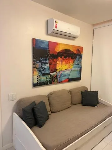 Lindo apto no Barrabela, todo equipado, com arcondicionados split novos no quarto e na sala, limpíssimo, cheiroso, novinho, condomínio em frente à praia, com piscina aquecida, sauna, quadra, academia, lavanderia, salão de beleza, restaurantes, mercado 24h — 2