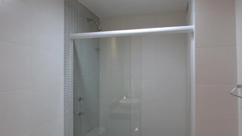 Lindo apto no Barrabela, todo equipado, com arcondicionados split novos no quarto e na sala, limpíssimo, cheiroso, novinho, condomínio em frente à praia, com piscina aquecida, sauna, quadra, academia, lavanderia, salão de beleza, restaurantes, mercado 24h — 3
