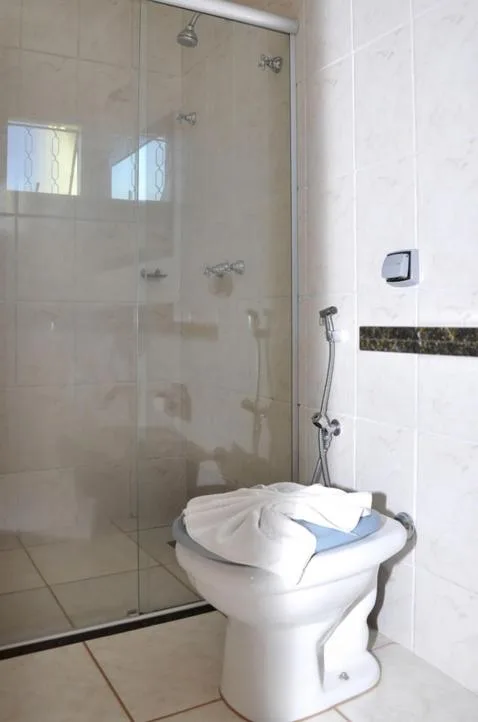 Hotel Carolina 2 - próximo a Universidade de Uberaba uniube - ao Aeroporto Fórum De uberaba - hospital Mario Palmeirio ao Hospital São Marcos e hospital Regional — 3