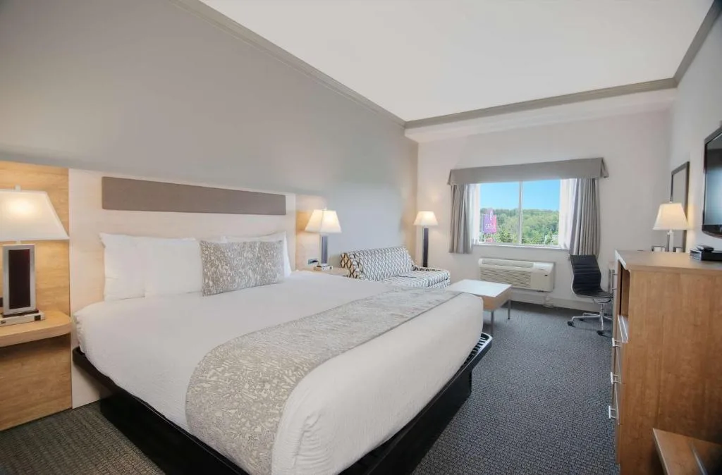 Coast Abbotsford Hotel & Suites — 2