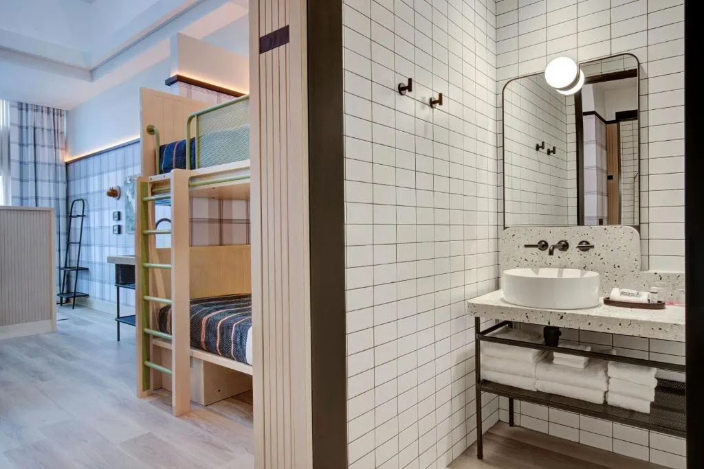 Moxy Banff — 3