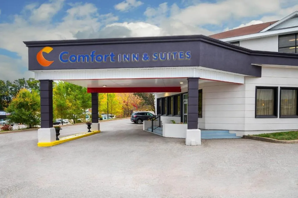 Comfort Inn & Suites — 4