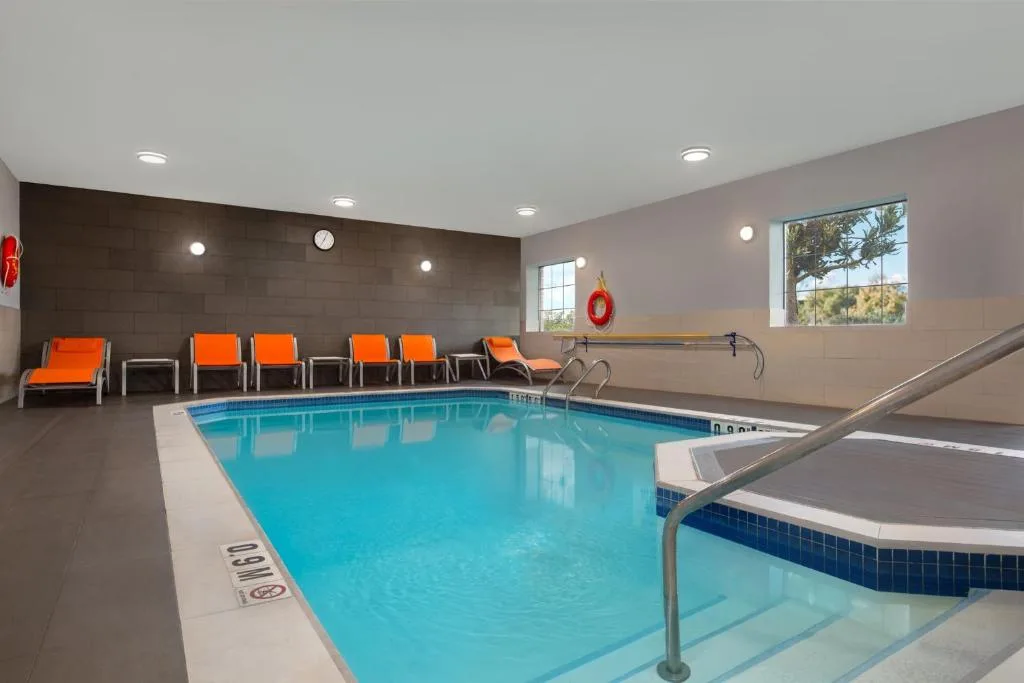 Holiday Inn Express Hotel & Suites Barrie by IHG — 3
