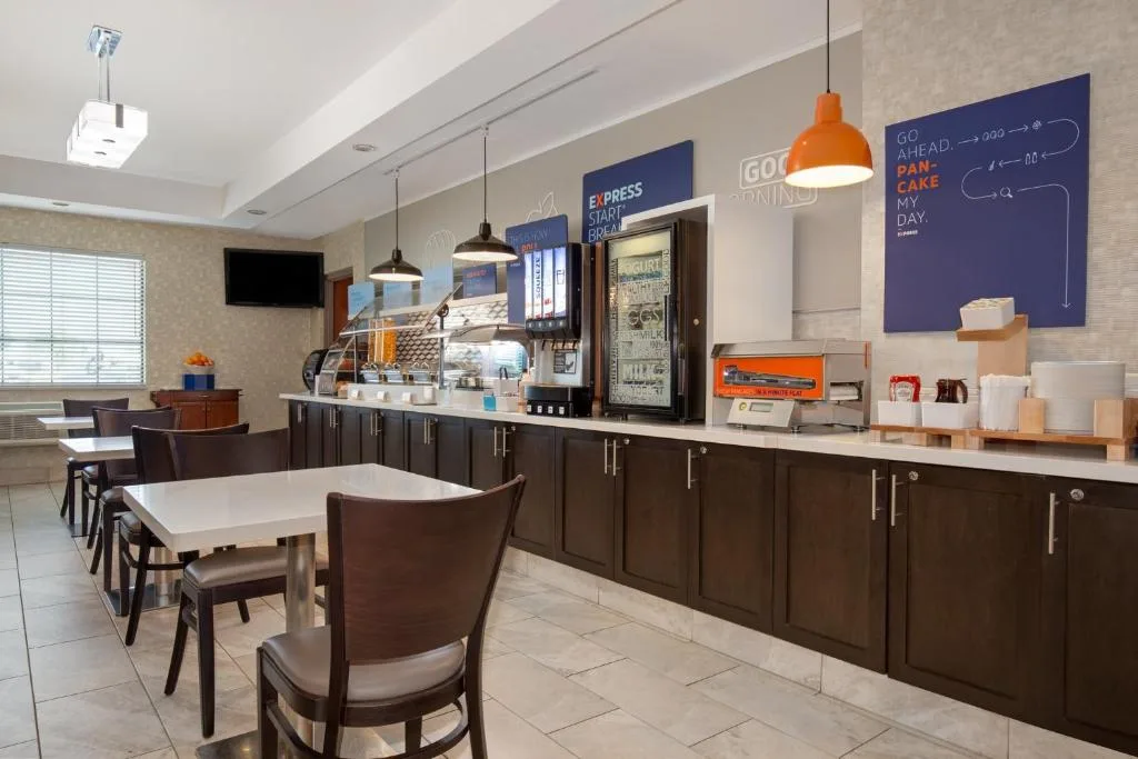 Holiday Inn Express Hotel & Suites Barrie by IHG — 4