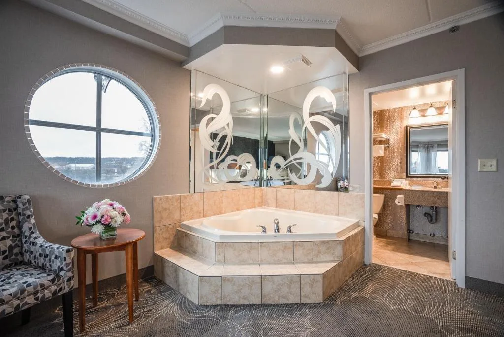 Monte Carlo Inn Barrie - Newly Renovated — 3