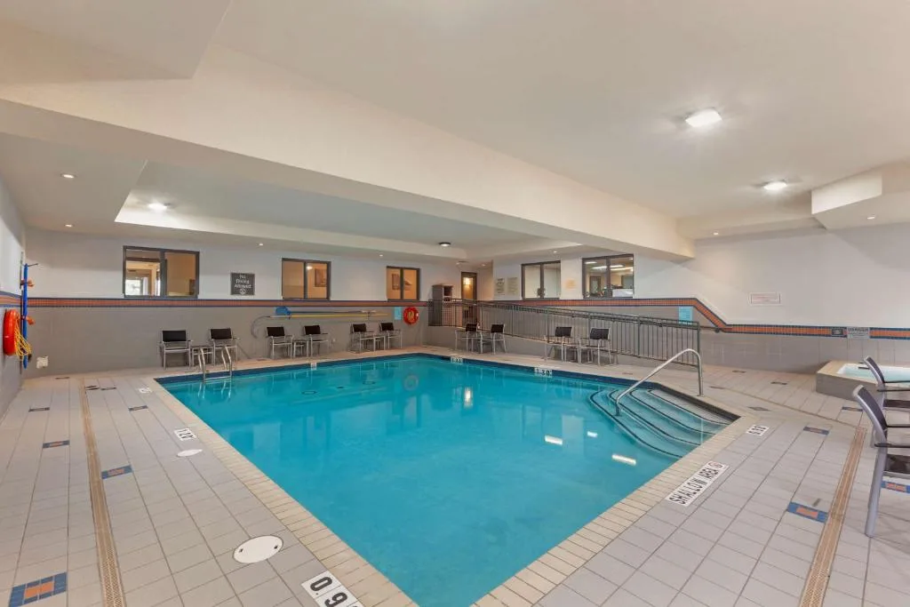 Best Western Plus Burlington Inn & Suites — 4