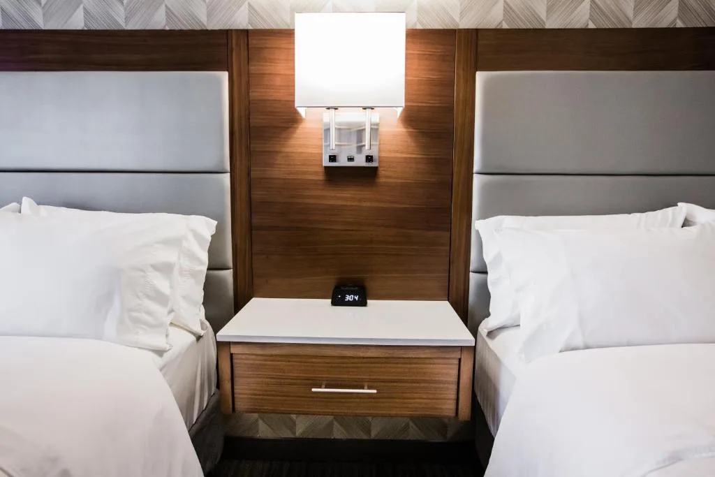 Holiday Inn Hotel & Suites Calgary South - Conference Ctr by IHG — 5