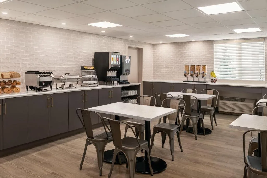 Park Inn by Radisson, Calgary Airport North, AB — 2