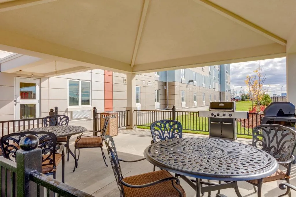 Park Inn by Radisson, Calgary Airport North, AB — 4