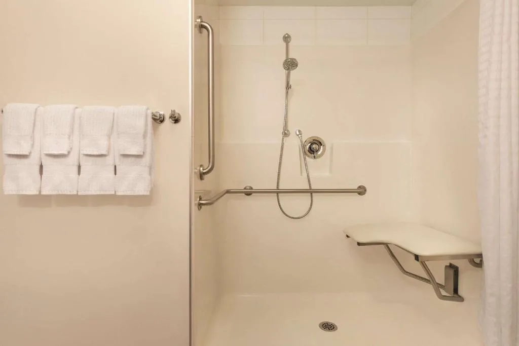 Park Inn by Radisson, Calgary Airport North, AB — 5