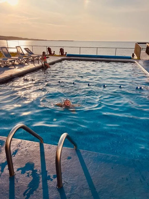 Shallow Bay Motel & Cabins Conference Centre — 4