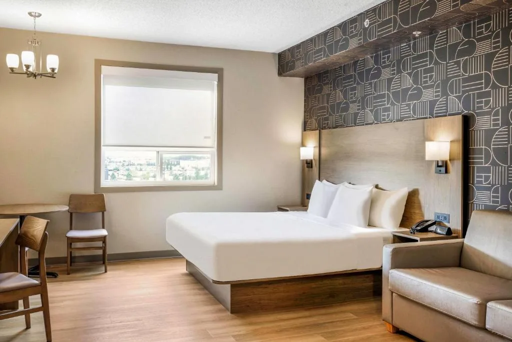 Days Inn & Suites by Wyndham West Edmonton — 2