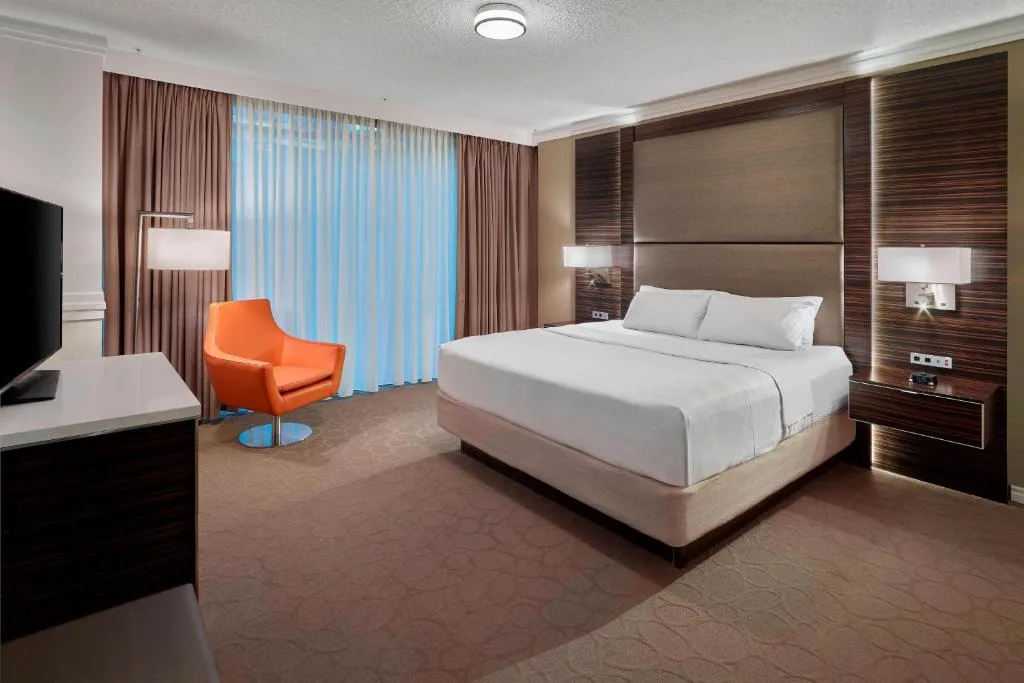 Delta Hotels by Marriott Edmonton Centre Suites — 2