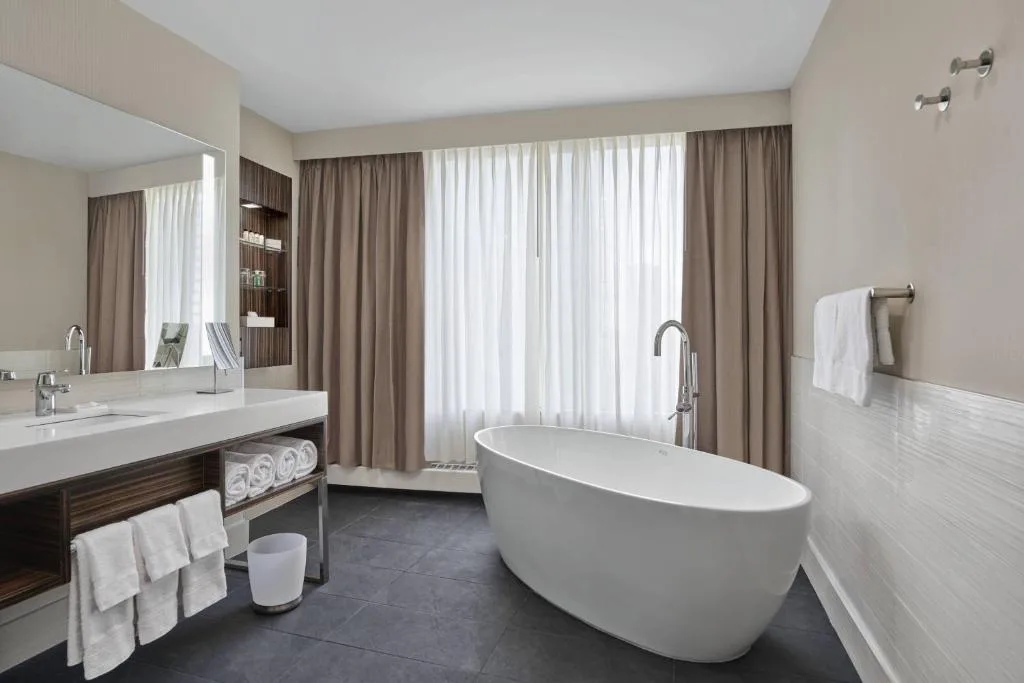 Delta Hotels by Marriott Edmonton Centre Suites — 3