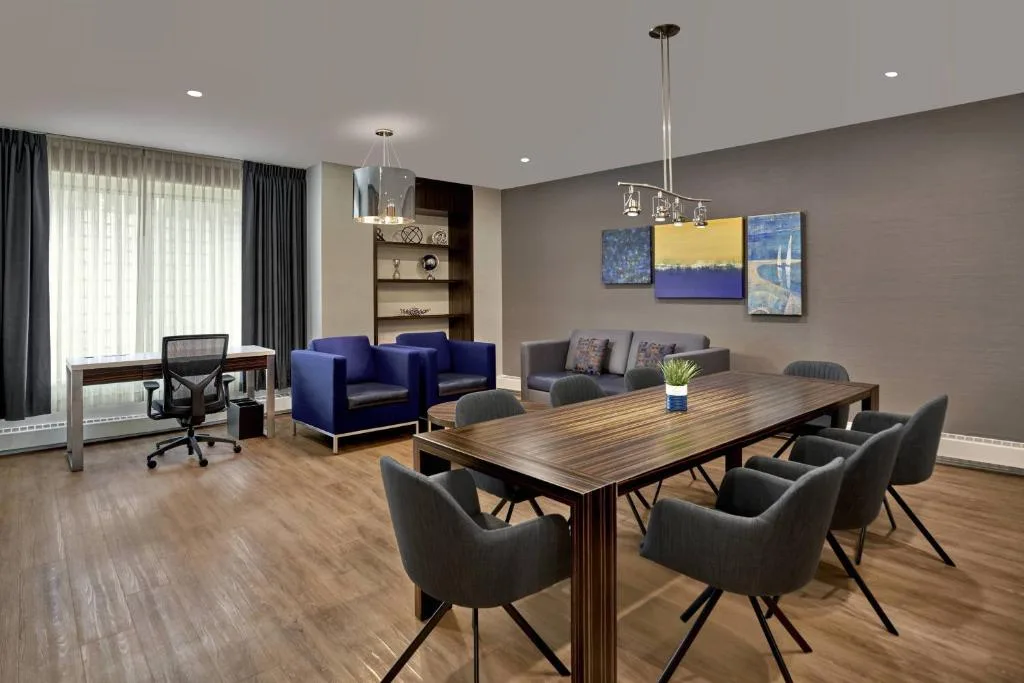 Delta Hotels by Marriott Edmonton Centre Suites — 4