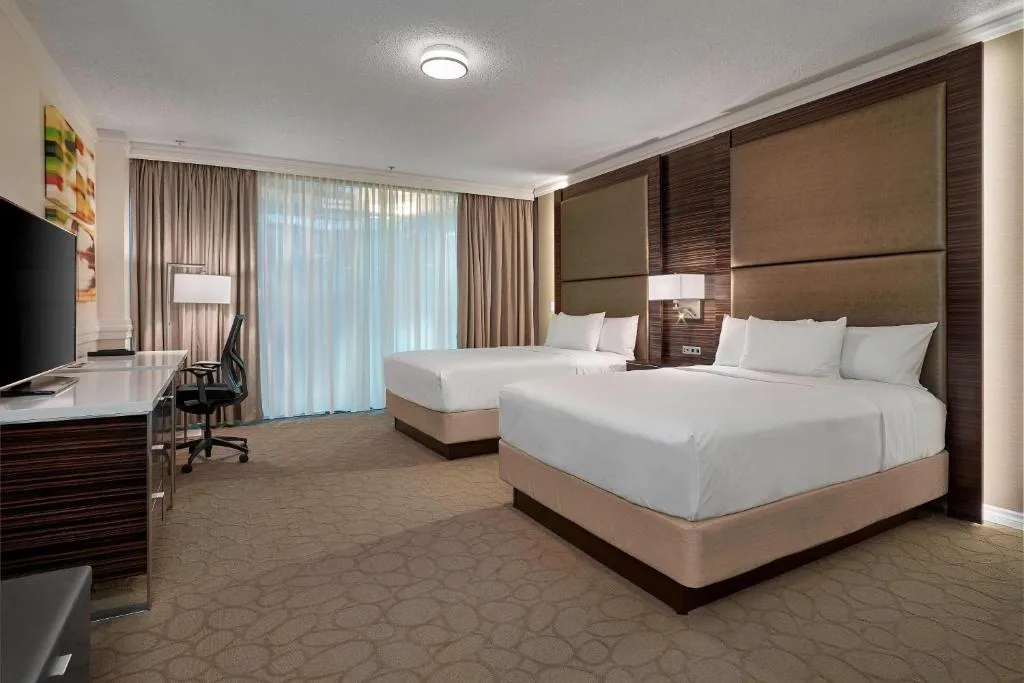 Delta Hotels by Marriott Edmonton Centre Suites — 5