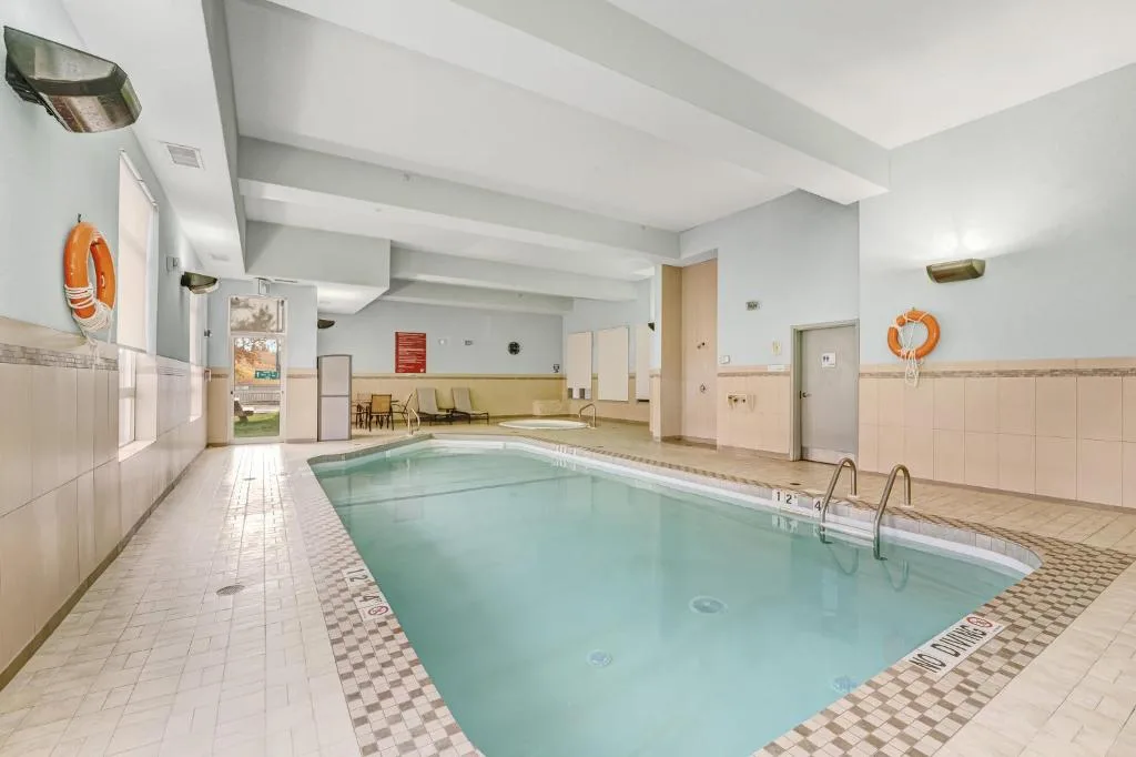 Holiday Inn Express Hotel & Suites-Edmonton South by IHG — 3