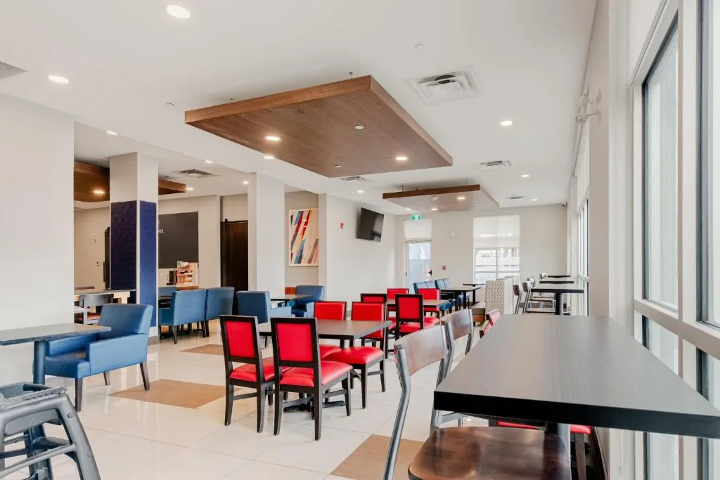 Holiday Inn Express Hotel & Suites-Edmonton South by IHG — 4