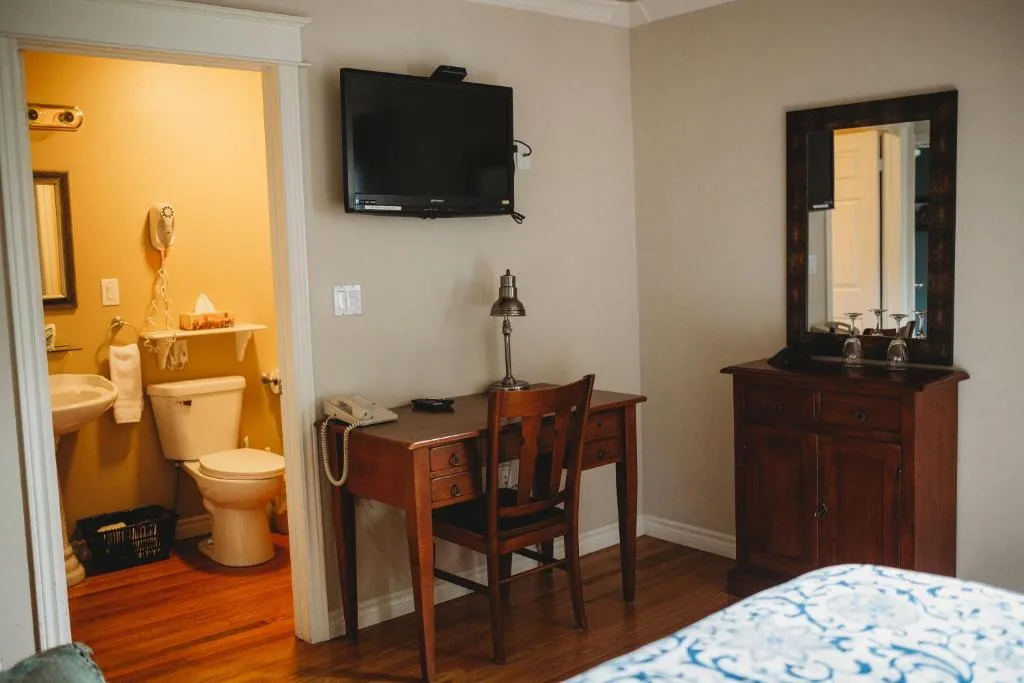 Carriage House Inn Four and a Half Stars — 3