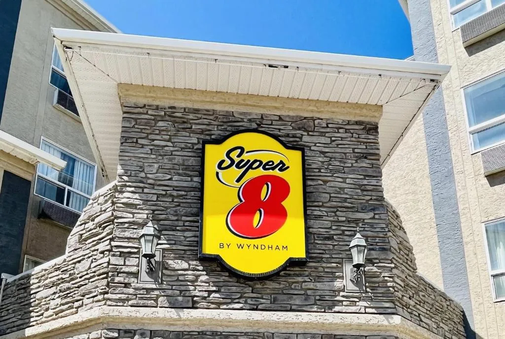 Super 8 by Wyndham Grande Prairie — 4