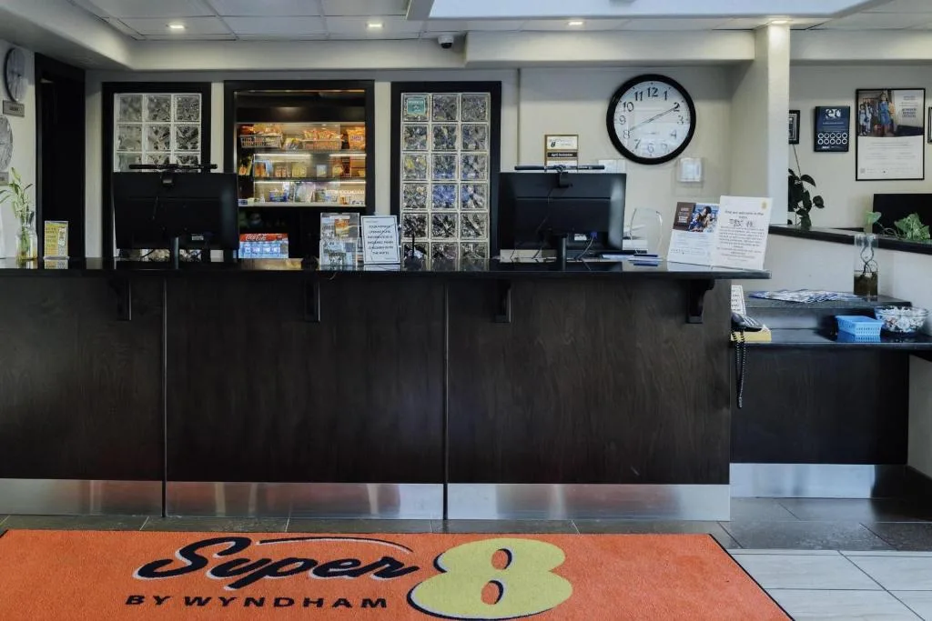 Super 8 by Wyndham Grande Prairie — 5