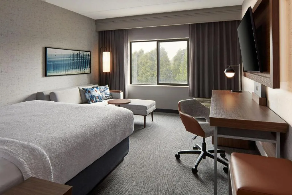 Courtyard by Marriott Hamilton — 2