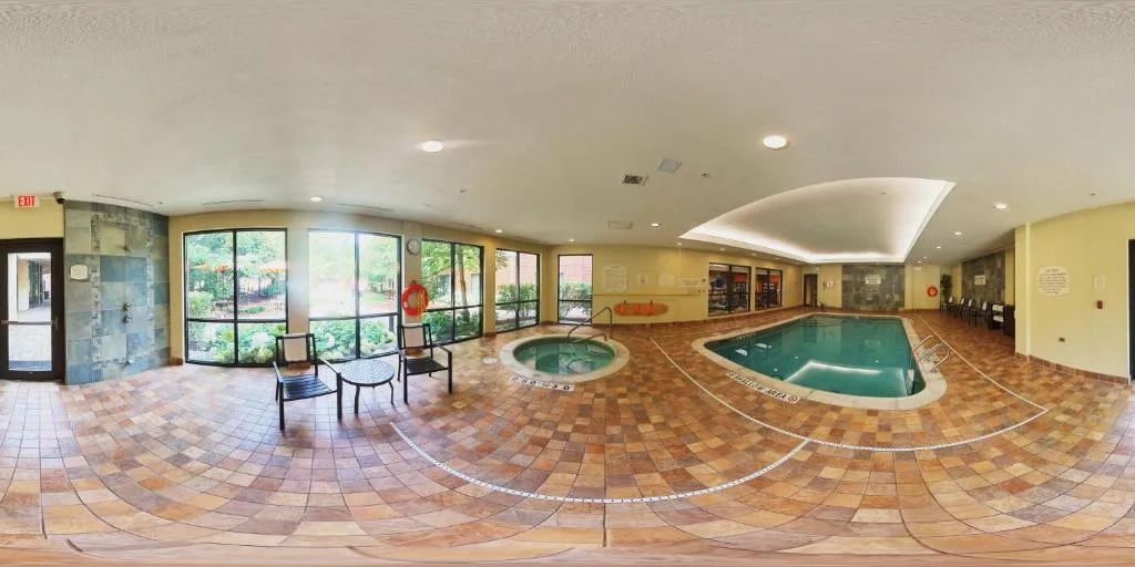 Courtyard by Marriott Hamilton — 4