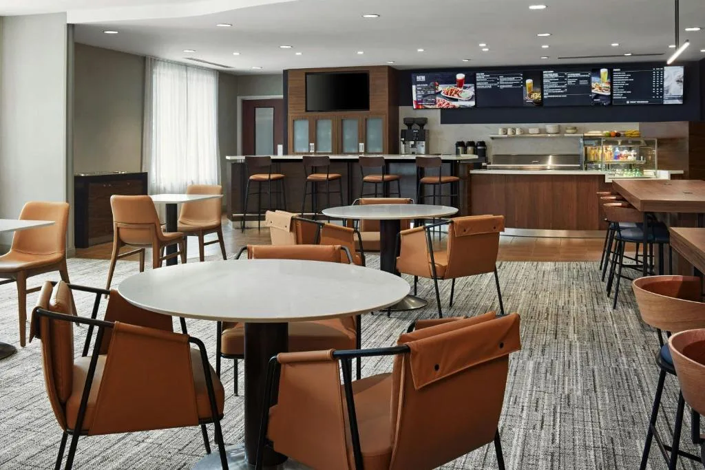 Courtyard by Marriott Hamilton — 5
