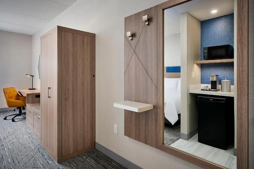Holiday Inn Express Hamilton - Upper James by IHG — 3