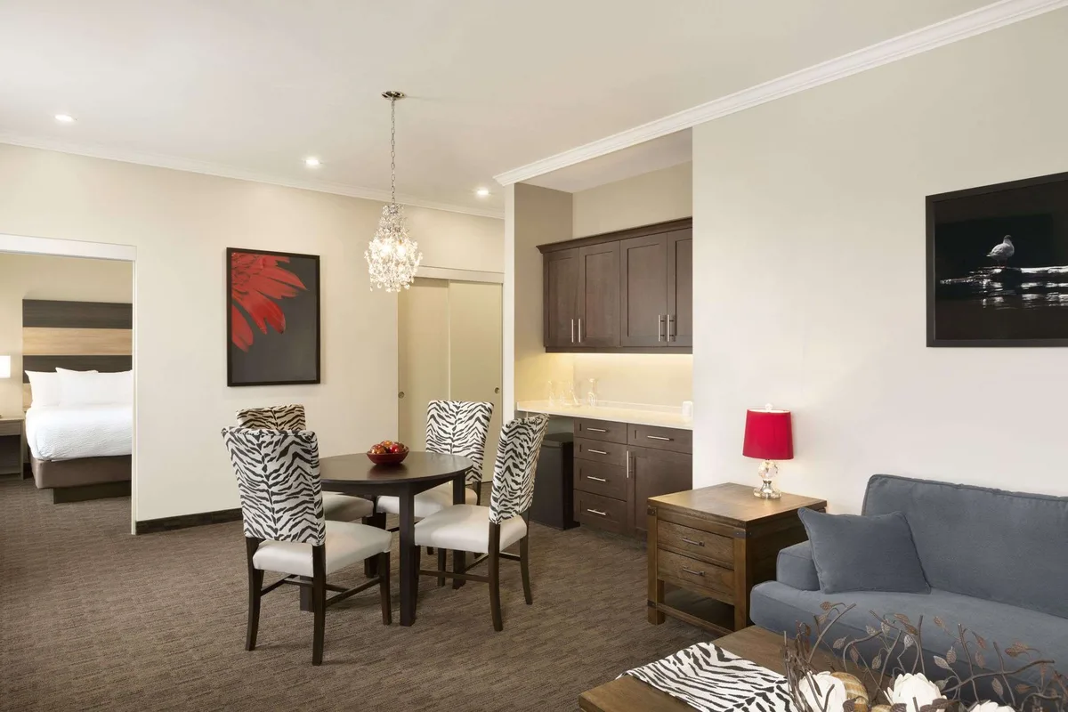 Days Inn & Suites by Wyndham Lindsay — 3