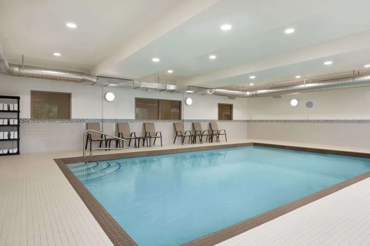 Days Inn & Suites by Wyndham Lindsay — 4