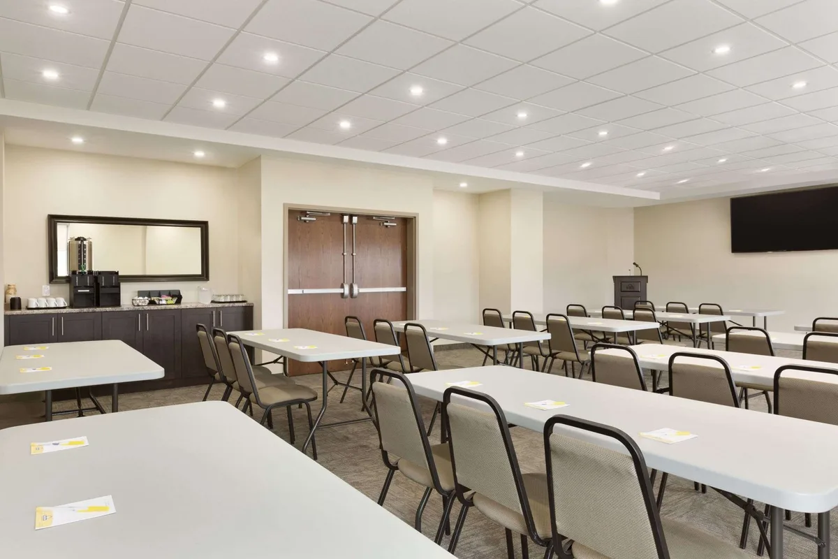 Days Inn & Suites by Wyndham Lindsay — 5