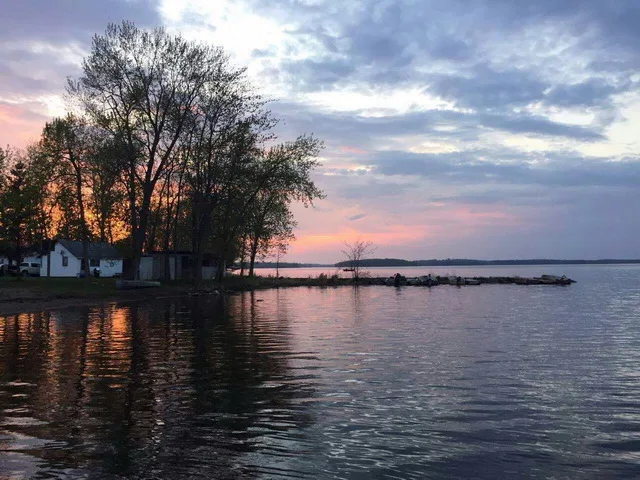 Poplar Grove Camp: Lakefront Cottage & Resort