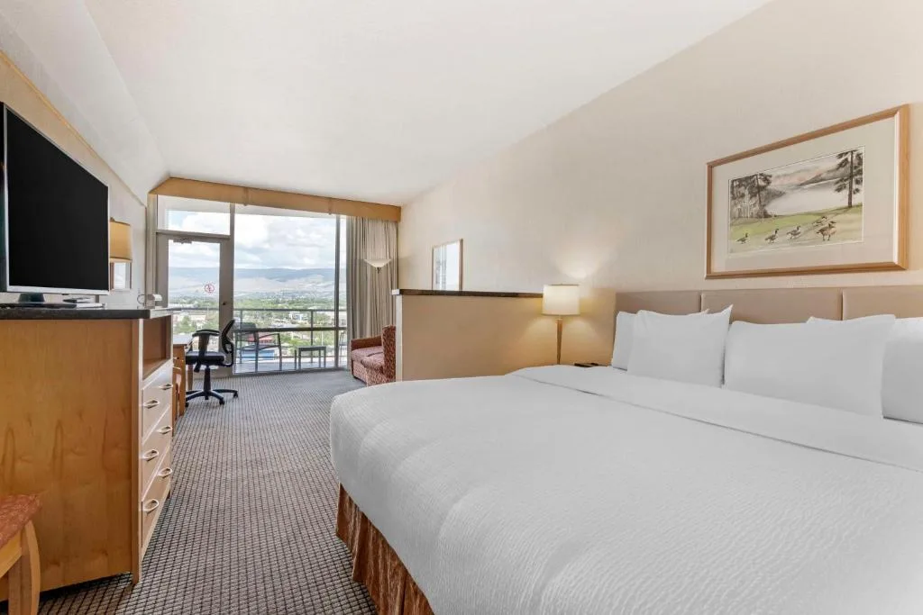 Best Western Plus Kelowna Hotel & Suites — 2