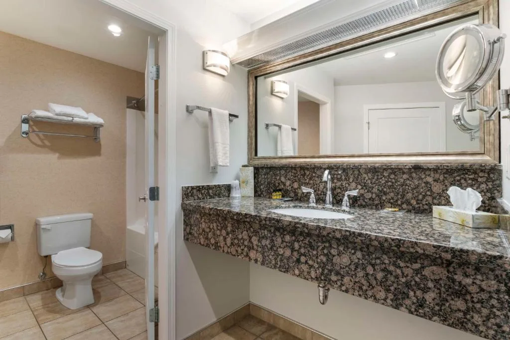 Best Western Plus Kelowna Hotel & Suites — 3
