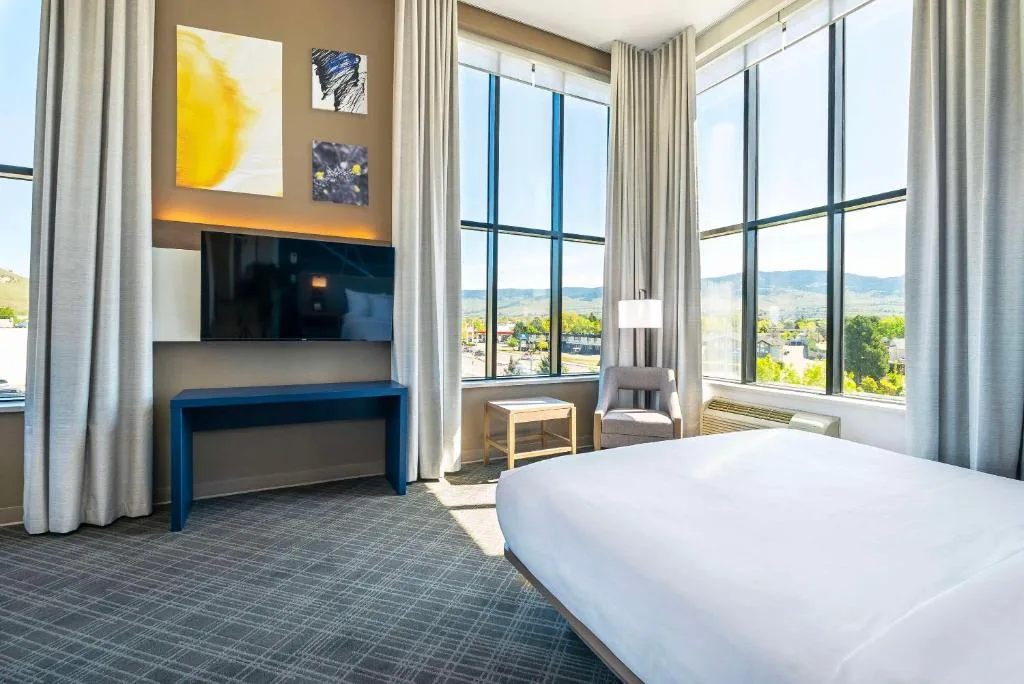 Comfort Suites Kelowna — 2