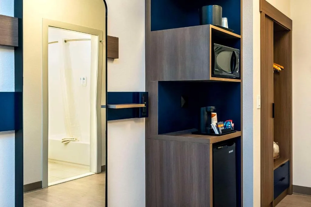 Comfort Suites Kelowna — 3