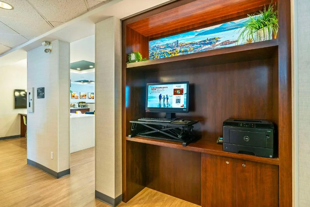 Comfort Suites Kelowna — 4