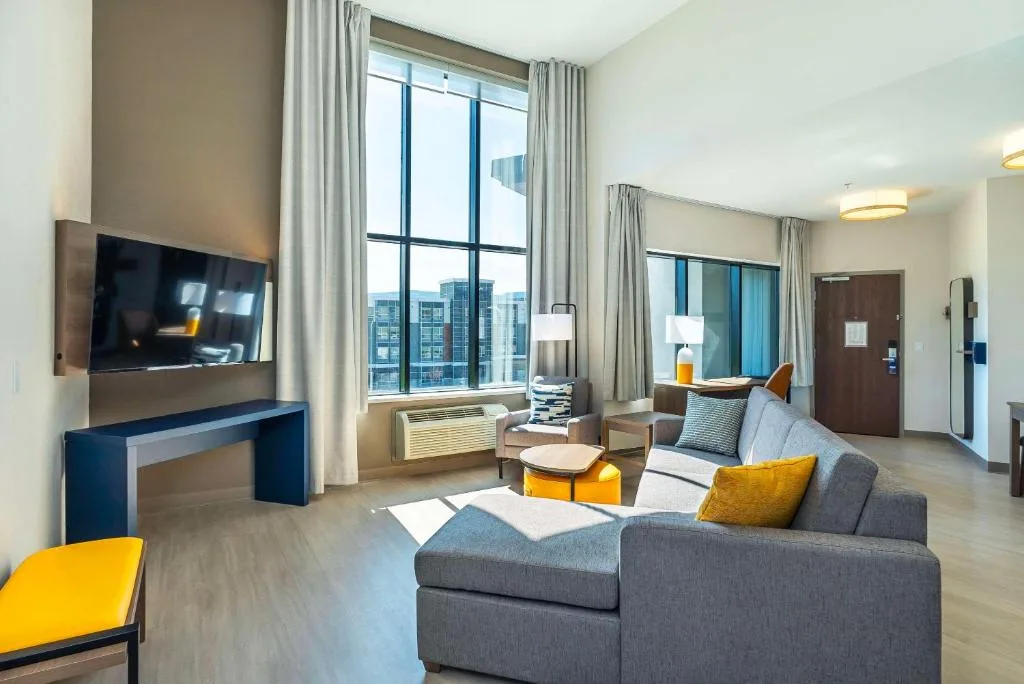 Comfort Suites Kelowna — 5
