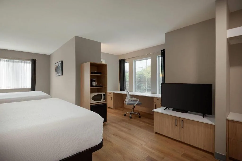Days Inn by Wyndham Kelowna — 2