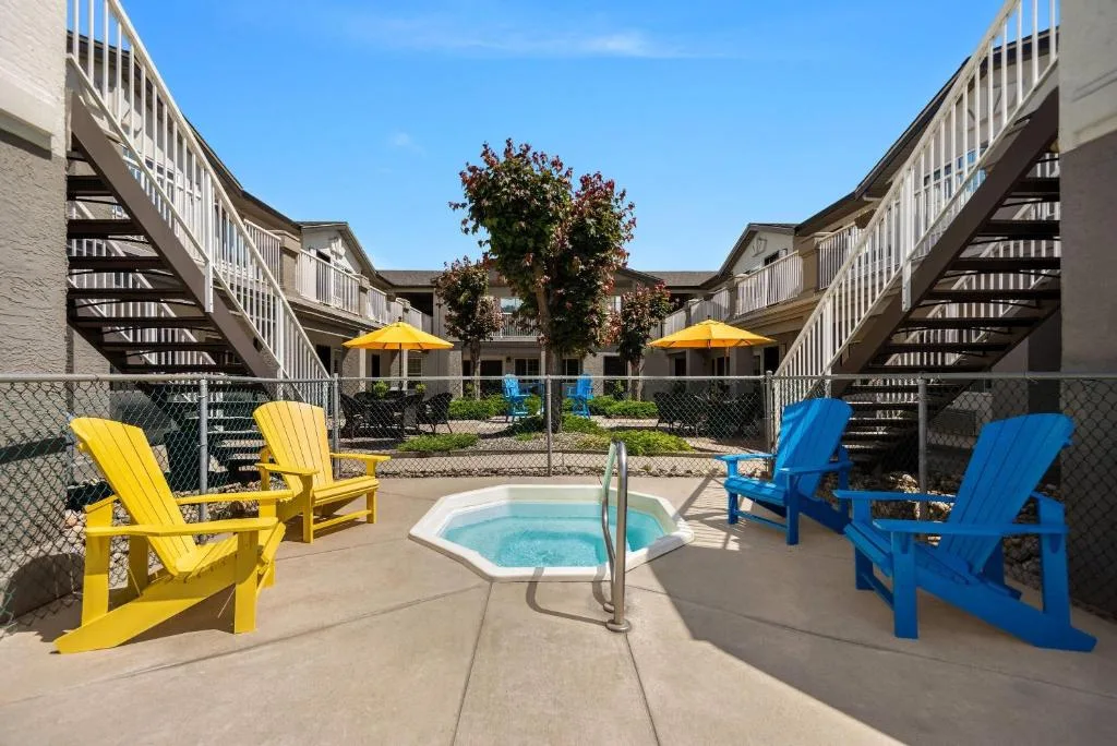 Days Inn by Wyndham Kelowna — 5