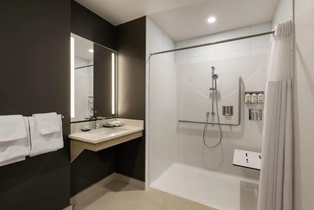 La Quinta Inn & Suites by Wyndham Kelowna BC — 3